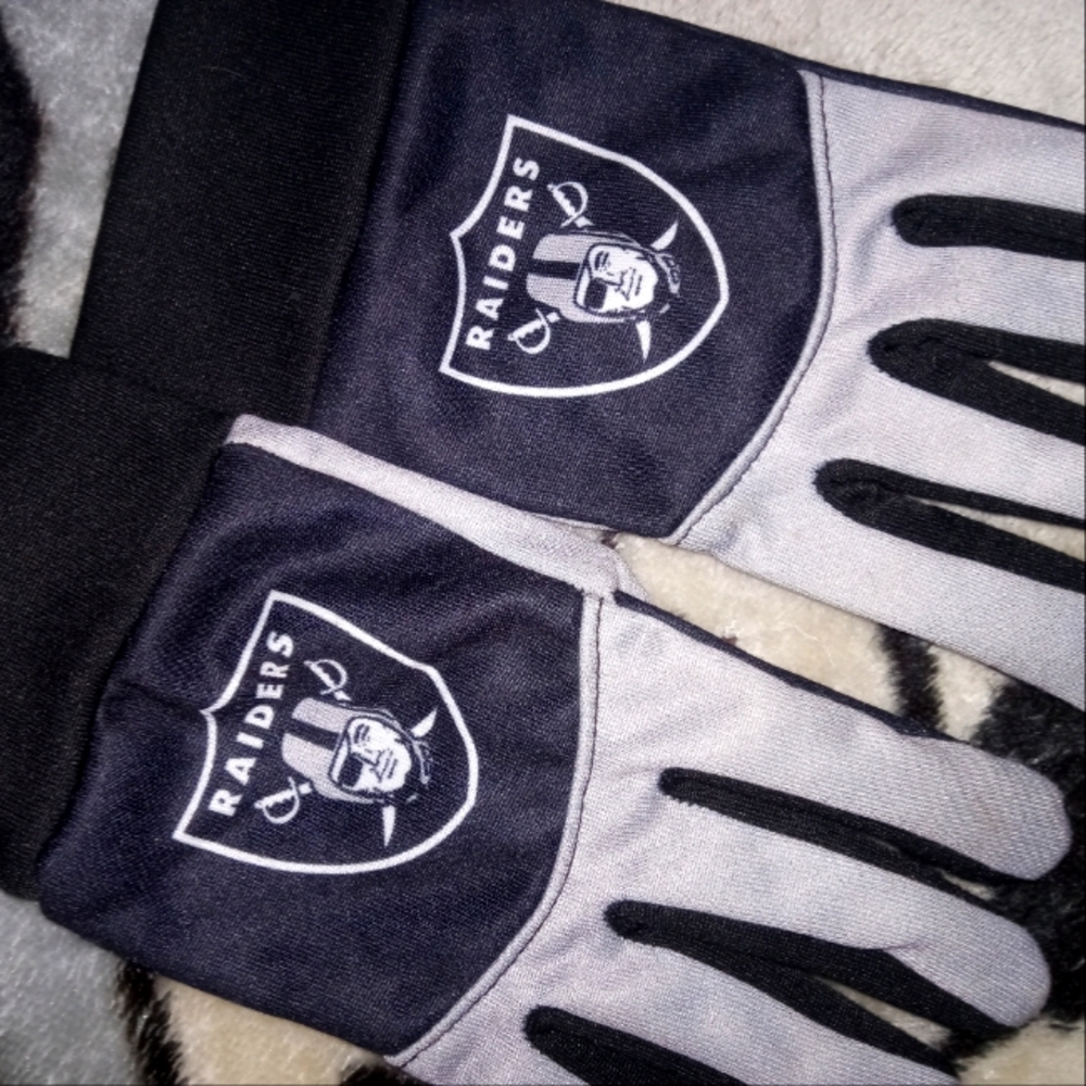 Raiders gloves new Medium size